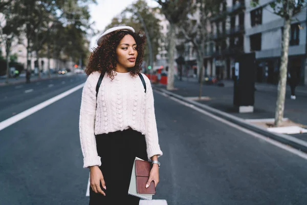 Hermosa Chica Hipster Afroamericana Ropa Moda Pie Entornos Urbanos Disfrutando —  Fotos de Stock