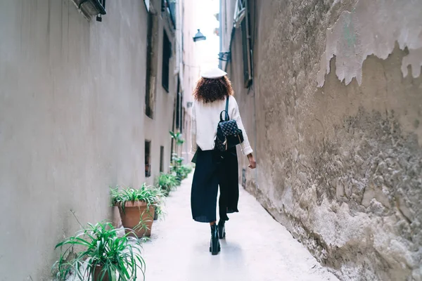 Back View Woman Beret Trendy Clothes Backpack While Walking Narrow — Stock Photo, Image