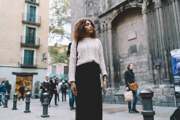Красивая Африканская Американская Хипстерша Девушка Путешественница Модной Одежде Изучить Местоположение — стоковое фото