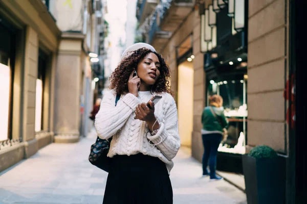 Beautiful Dark Skinned Curly Woman Trendy Wear Talking Smartphone Walking — Stock Photo, Image
