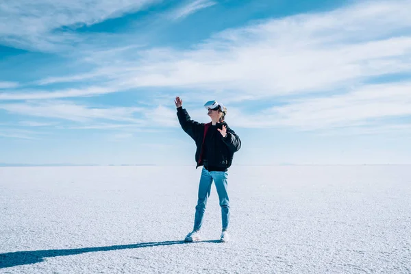 Utah Usa Tuz Düzlüklerini Keşfederken Giyilebilir Sanal Gerçeklik Gözlükleriyle Oynayan — Stok fotoğraf