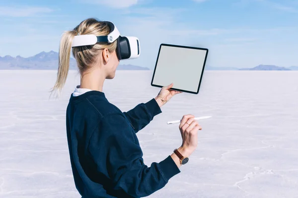 Seitenansicht Einer Anonymen Touristin Virtual Reality Headset Die Auf Einem — Stockfoto
