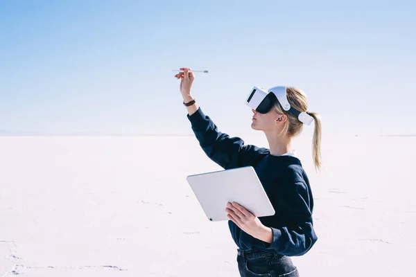 Seitenansicht Einer Reisenden Mit Erhobenem Arm Mit Moderner Virtual Reality — Stockfoto