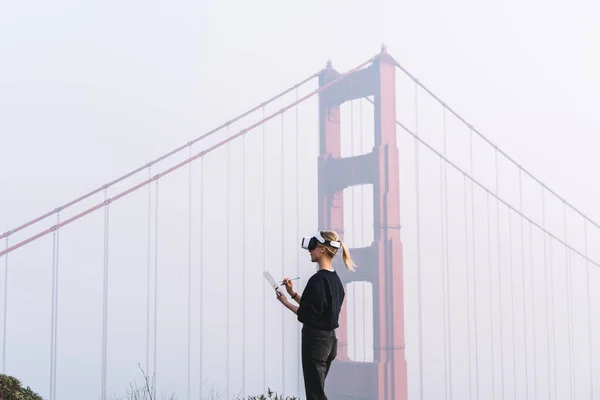 Kulaklık Takıp Golden Gate Köprüsü Nün Önünde Dururken Almak Için — Stok fotoğraf