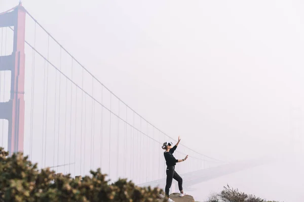 Sanal Gerçeklikte Sisli San Francisco Taşın Kenarında Duran Siber Uzaya — Stok fotoğraf