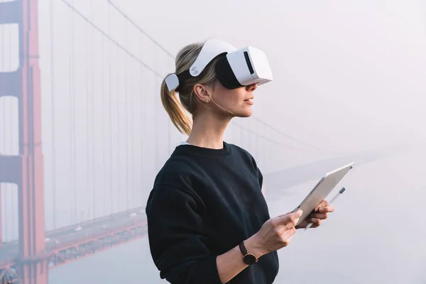 Seitenansicht Einer Optimistischen Frau Virtual Reality Gerät Mit Tablet Und — Stockfoto