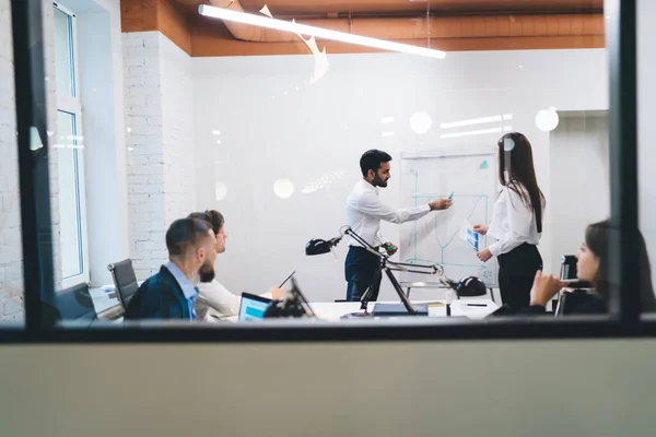 Través Vista Cristal Diversos Colegas Desgaste Formal Escuchar Los Empleados — Foto de Stock