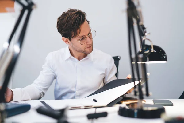 사무직 근로자가 안경을 의상을 책상에 앉아서 프로젝트를 하면서 서류철 문서를 — 스톡 사진