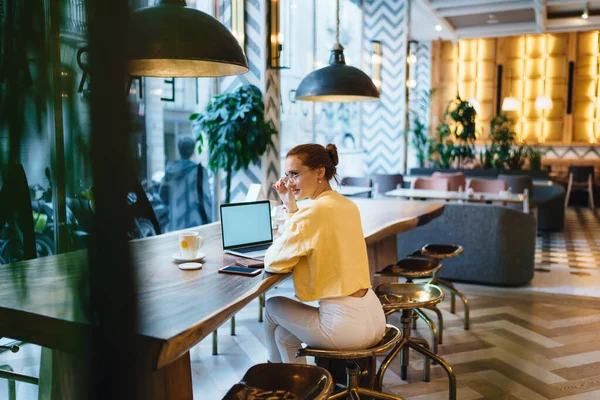 Verbaasde Vrouwelijke Manager Van Loft Cafetaria Oplossen Probleem Tijdens Smartphone — Stockfoto