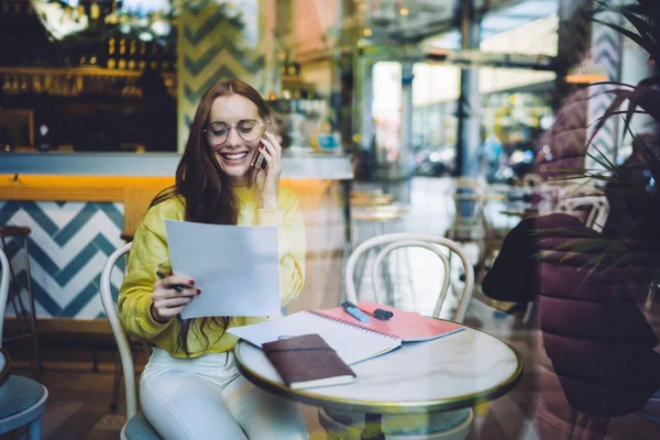 Glückliche Junge Dame Stylischem Outfit Fröhlich Lächelnd Und Beim Lesen — Stockfoto