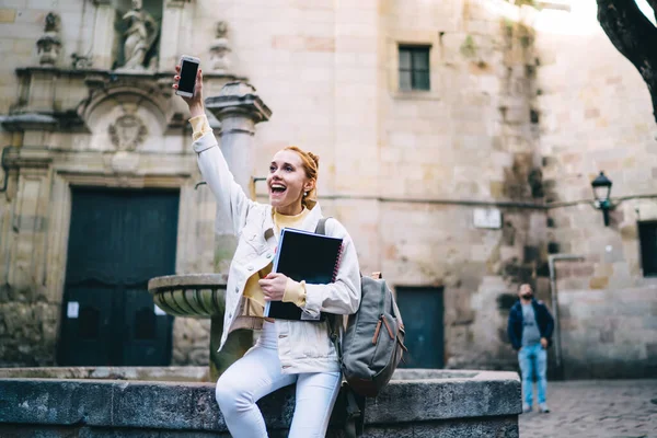 Feliz Turista Com Caderno Esboços Mochila Acenando Enquanto Está Sentado — Fotografia de Stock