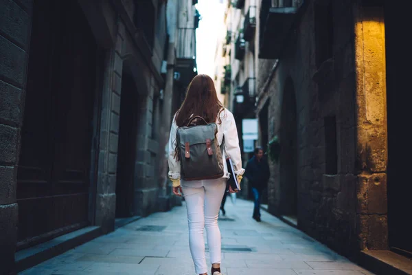 Von Hinten Schlendert Eine Junge Moderne Frau Mit Rucksack Und — Stockfoto