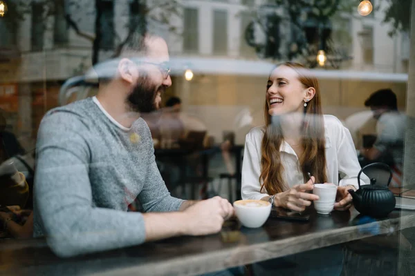 Feliz Joven Hombre Mujeres Ropa Casual Sonriendo Hablando Entre Mientras — Foto de Stock