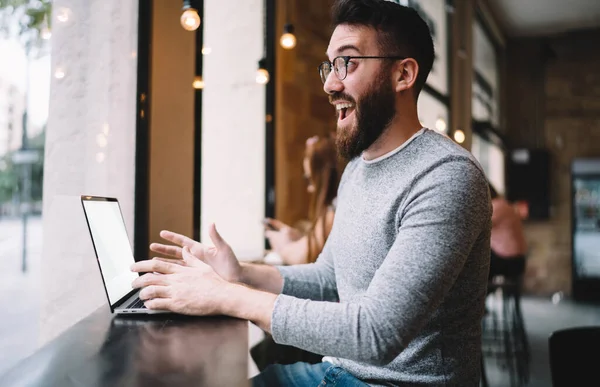 Zijaanzicht Van Positieve Mannelijke Freelancer Bril Casual Kleding Zittend Voor — Stockfoto