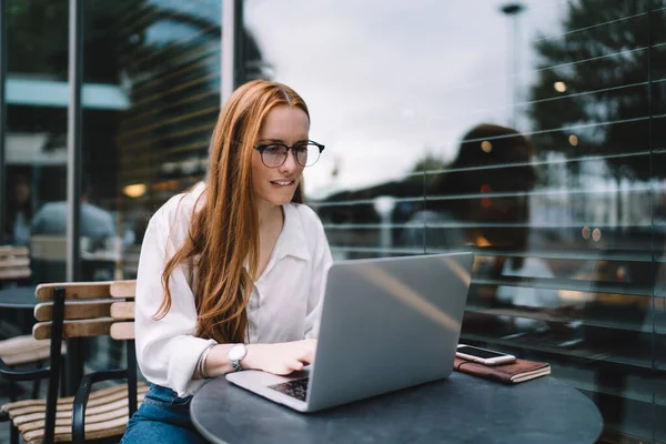 Femme Anxieuse Dans Les Lunettes Assis Une Petite Table Ronde — Photo