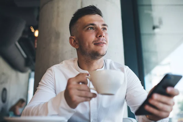 Nízký Úhel Zamyšlení Neoholený Muž Sobě Formální Oblečení Pití Kávy — Stock fotografie