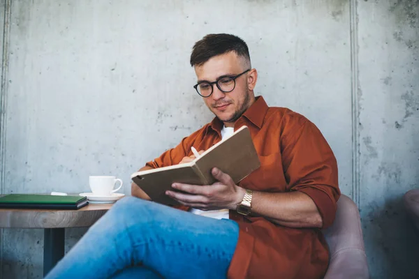 Freelancer Masculino Jovem Concentrado Óculos Vestindo Camisa Vermelha Jeans Tomando — Fotografia de Stock