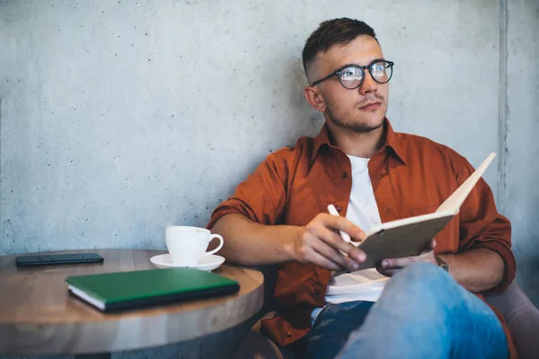 Pensiero Giovane Autore Maschile Abbigliamento Casual Occhiali Meditando Sul Romanzo — Foto Stock