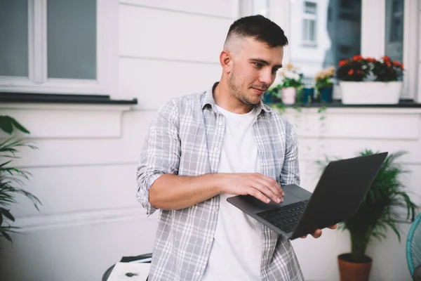 Positiver Mann Lässigem Hemd Mit Laptop Der Hand Während Der — Stockfoto