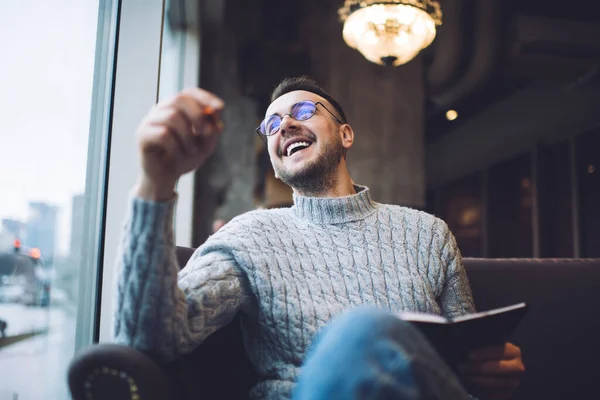 Vrolijke Bebaarde Man Casual Kleding Bril Glimlachend Wegkijkend Terwijl Hij — Stockfoto