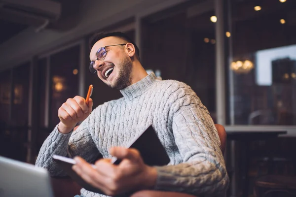 Bajo Ángulo Optimista Freelancer Masculino Traje Casual Gafas Sonriendo Mirando — Foto de Stock
