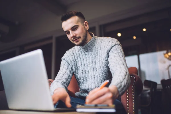 Desde Abajo Del Hombre Concentrado Usando Ordenador Portátil Escribiendo Información — Foto de Stock