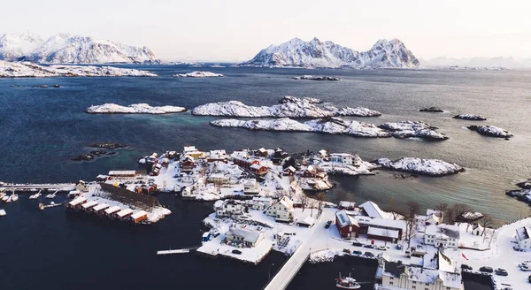Häpnadsväckande Fågelperspektiv Över Lofotens Fiskeby Med Röda Traditionella Norska Hus — Stockfoto