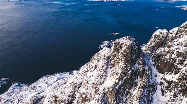 Impresionante Vista Pájaro Majestuosas Montañas Fiordos Cubiertas Nieve Invierno Vista —  Fotos de Stock