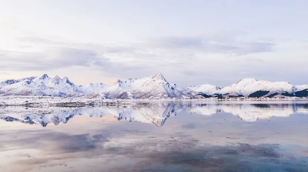 Impresionante Vista Pájaro Picos Rocosos Alta Montaña Cubiertos Nieve Blanca — Foto de Stock