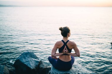 Güzel bayan Yogi 'nin Lotus' ta nefes alışını sahile vuruşunu, spor giyim sektöründe formda bir kızı canlandırışını, tonda vücut şeklini koruyuşunu, hatha 'nın tadını çıkarışını.