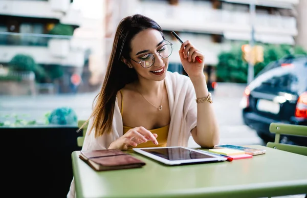 Millennial Grafisk Designer Glasögon Ansluter Till Internet För Att Söka — Stockfoto