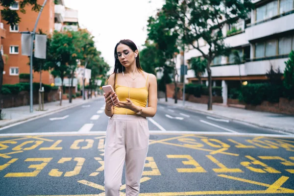 Menina Hipster Caucasiana Óculos Ópticos Fones Ouvido Rastreando Gps Viagem — Fotografia de Stock