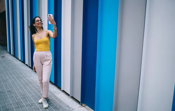 Vrolijke Hipster Meisje Elektronische Koptelefoon Klikken Selfie Foto Met Behulp — Stockfoto