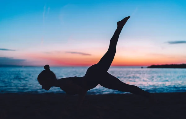 Motive Olmuş Eşofmanlı Kadın Yoga Antrenmanı Yapıyor Nefes Alıyor Okyanus — Stok fotoğraf