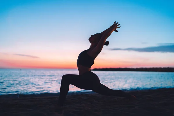 Vue Latérale Femelle Mince Vêtements Sport Faisant Équilibre Yoga Asana — Photo