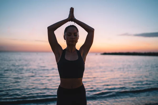 Kalm Geconcentreerde Vrouw Actieve Kleding Bereiken Ontspanning Inspiratie Tijdens Yoga — Stockfoto