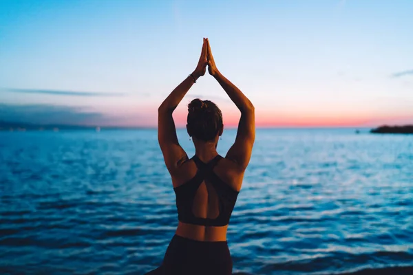 Achteraanzicht Van Fitness Meisje Doet Regelmatige Yoga Oefening Voor Creëert — Stockfoto