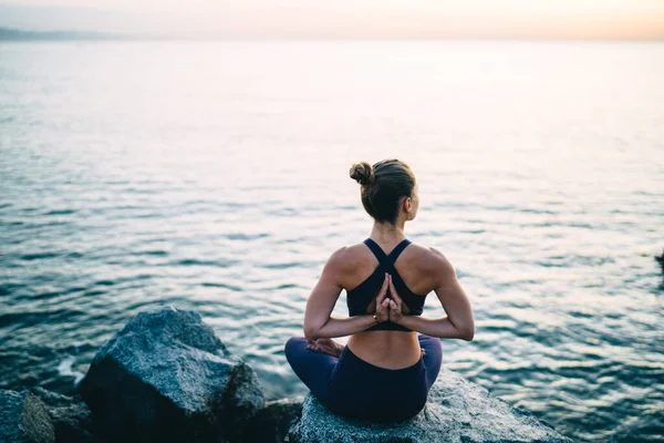 Bakåt Syn Snygg Kvinnliga Yogi Öva Namaste Andas Lotus Pose — Stockfoto