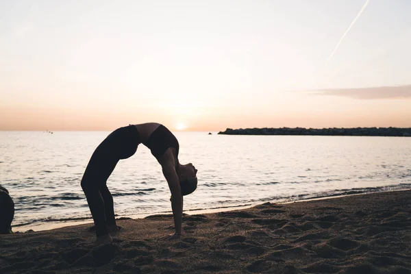 Flexibel Kvinnlig Yogi Träning Urdhva Dhanurasana Kvällen Träning Stranden Stranden — Stockfoto