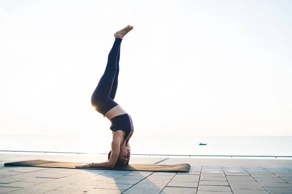 Ragazza Caucasica Che Asana Durante Ritiro Pratica Yoga Mantenendo Forza — Foto Stock