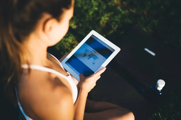 Fentről Termés Fiatal Tetején Szőnyegen Elhelyezett Zöld Használata Közben Tabletta — Stock Fotó