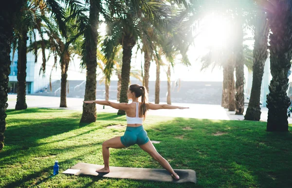 Giovane Donna Magra Che Pratica Yoga Piedi Warrior Esercizio Godendo — Foto Stock