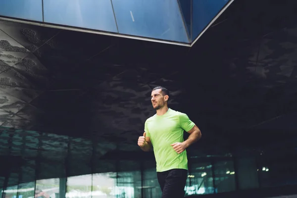 朝のワークアウト中に白人のアクティブな男ジョギングは 近代的な都市の設定を通過路上で体重を失う 深刻な男性アスリート30トレーニング持久力と体力オンカーディオランニング — ストック写真