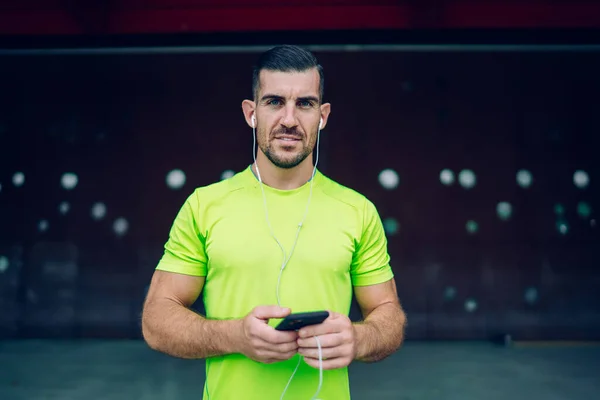 Half Length Portrait Muscular Caucaisan Runner Digital Earphones Listening Sportive — Stock Photo, Image