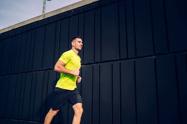 Sidovy Muskulös Manlig Joggare Körs Gatan Urbana Inställningar Träningskraft Och — Stockfoto