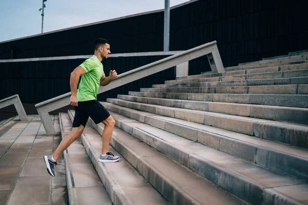 Caucasian Male Runner Casual Sportswear Enjoying Morning Cardio Workout Keeping — Stock Photo, Image