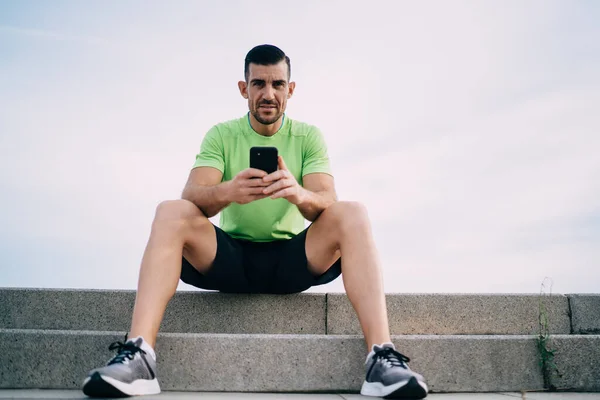 Retrato Del Joven Atleta Caucásico Con Dispositivo Teléfono Celular Las — Foto de Stock