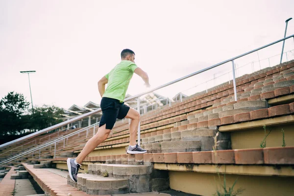 Muscolare Corridore Maschile Tuta Godendo Stile Vita Attivo Sul Cardio — Foto Stock