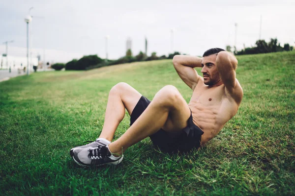 Strong Caucasian Sportsman Muscular Body Shape Doing Abs Exercising Grass — Stock Photo, Image