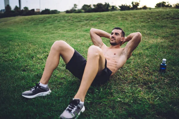 Esportista Caucasiano Forte Com Forma Muscular Corpo Fazendo Abs Exercício — Fotografia de Stock